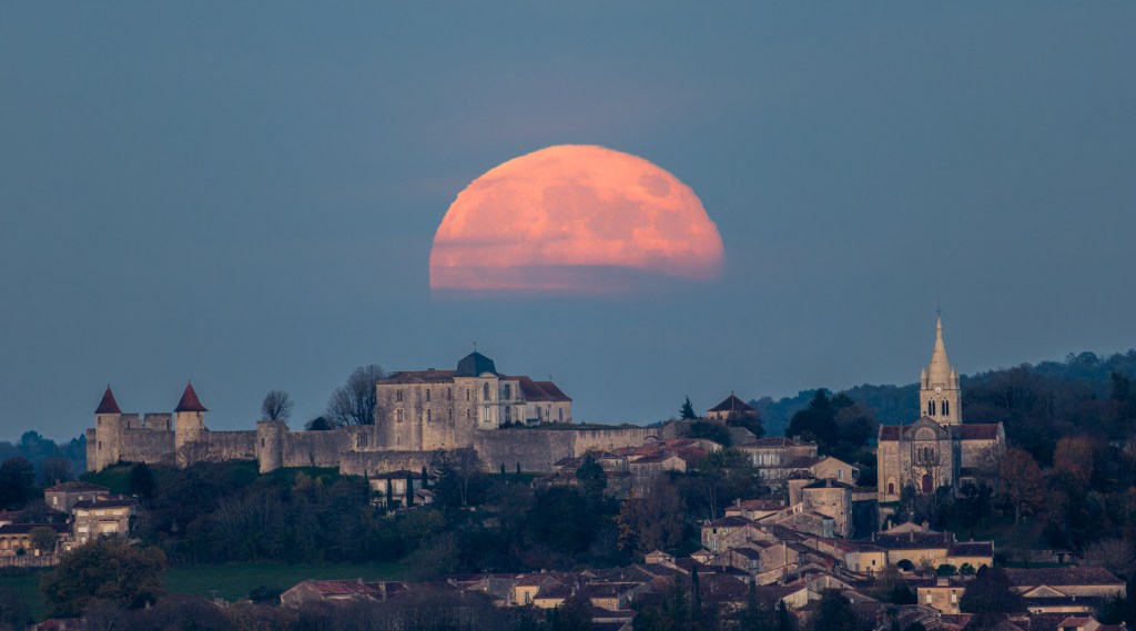 طلوع ماه صورتی پشت معماری باستانی، «Moonrise Over Villebois‑Lavalette» توسط Flavien Beauvais
