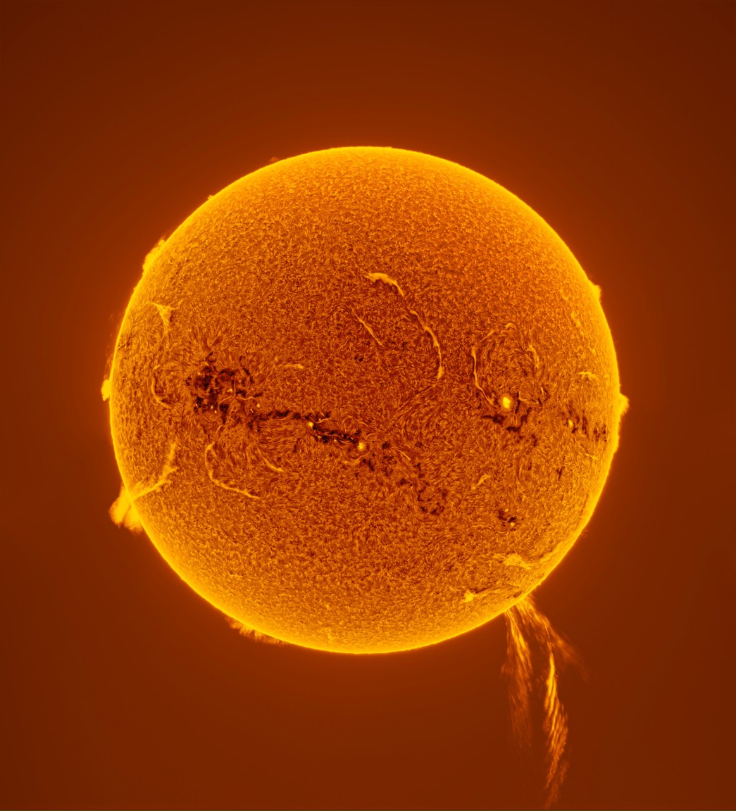 انفجار عظیم شعله‌های خورشیدی، برجسته در عکس «500,000‑km Solar Prominence Eruption» توسط PengFei Chou