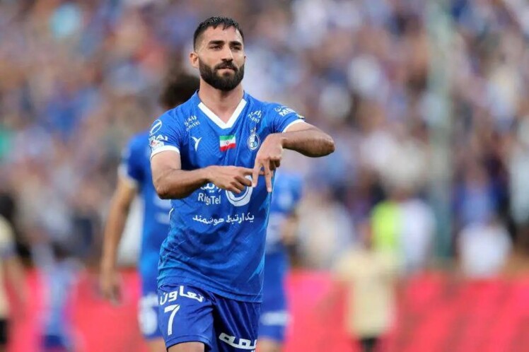 مهرداد محمدی با پیراهن تراکتور به میدان می‌رود