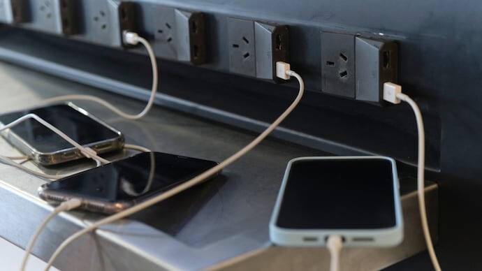 خطرات استفاده از شارژر عمومی تلفن همراه