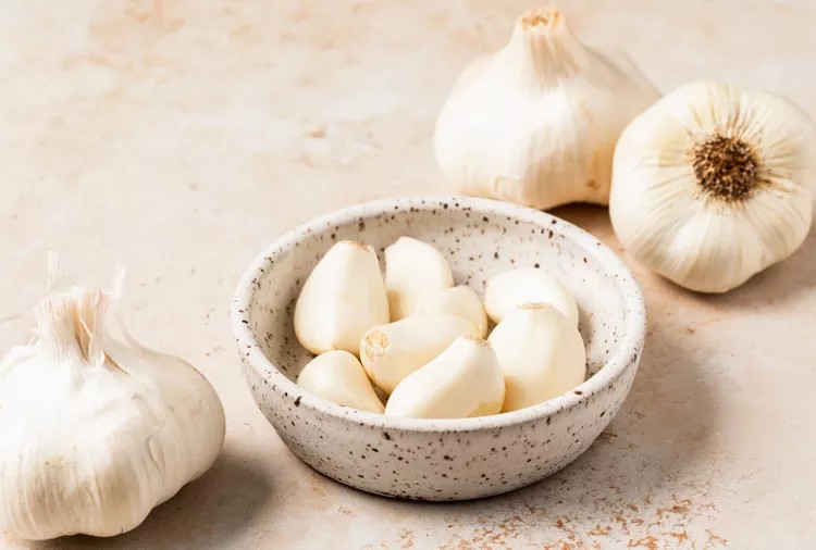 ۱۱ فایده اثبات‌شده سیر برای سلامتی