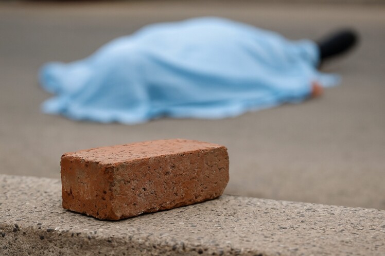 جنایت با آجر؛ مرد روان‌پریش رهگذر افغان را کشت